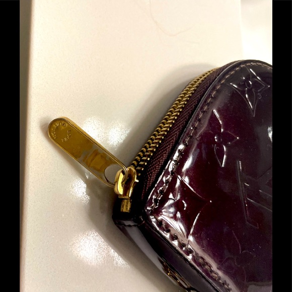 LOUIS VUITTON
Vernis Heart Coin Purse - Picture 4 of 8